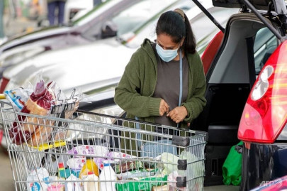 new zealanders wear face masks as auckland lockdown lifted new zealanders wear face masks as auckland lockdown lifted