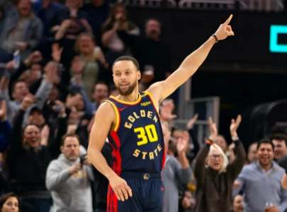 steph curry becomes 1st nba player with 4000 3 pointers lebron james reacts steph curry becomes 1st nba player with 4000 3 pointers lebron james reacts