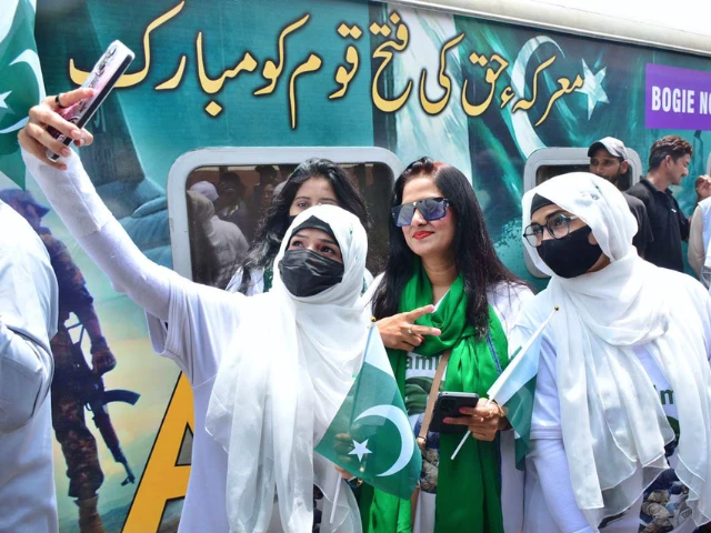 women passengers take selfie in front of the thar desert safari azadi train at the railway station travelling from karachi to khokhrapar as a part of the 78th day of independence and marka e haq celebrations photo app women passengers take selfie in front of the thar desert safari azadi train at the railway station travelling from karachi to khokhrapar as a part of the 78th day of independence and marka e haq celebrations photo app