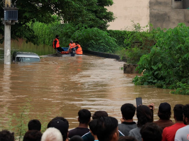 volunteers from rescue 1122 search for residents in a flooded area following monsoon rains and rising water levels in sialkot punjab province pakistan august 27 2025 photo reuters volunteers from rescue 1122 search for residents in a flooded area following monsoon rains and rising water levels in sialkot punjab province pakistan august 27 2025 photo reuters