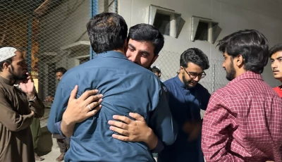 men mourn the death of a relative who was killed in a bomb blast at a public rally in quetta at hospital premises in quetta pakistan september 2 2025 photo afp