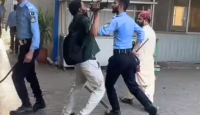 a police officer assaults a cameraman inside islamabad s national press club during a violent police crackdown on journalists on thursday october 2 2025 screengrab
