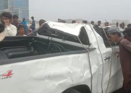 double cabin vehicle sinks at sea view in karachi