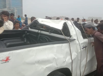 double cabin vehicle sinks at sea view in karachi double cabin vehicle sinks at sea view in karachi