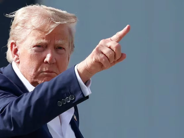 us president donald trump gestures before boarding air force one as he returns to washington d c in lossiemouth scotland britain july 29 2025 photo reuters us president donald trump gestures before boarding air force one as he returns to washington d c in lossiemouth scotland britain july 29 2025 photo reuters
