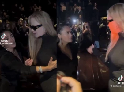 why nicole kidman pushed salma hayek away at paris fashion week reason revealed