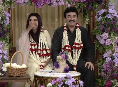 nida yasir nawaz celebrate 24th wedding anniversary on live tv