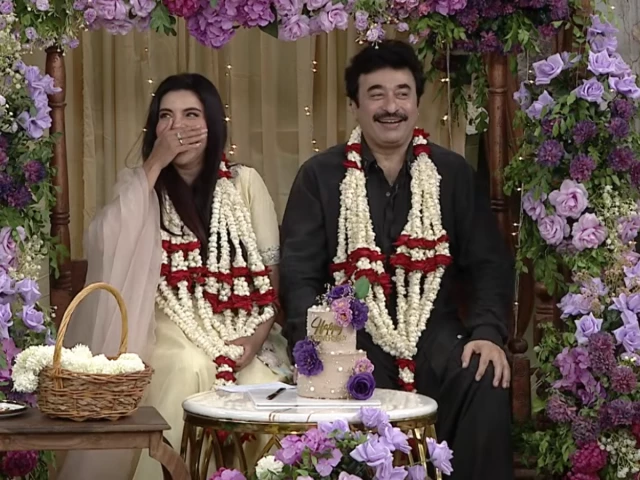 Nida, Yasir Nawaz celebrate 24th wedding anniversary on live TV