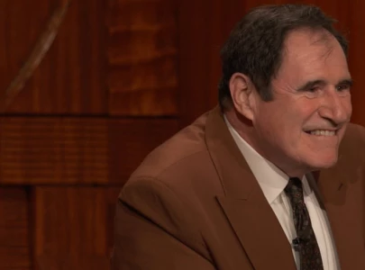 richard kind joins john mulaney on netflix s everybody s live as sidekick and announcer