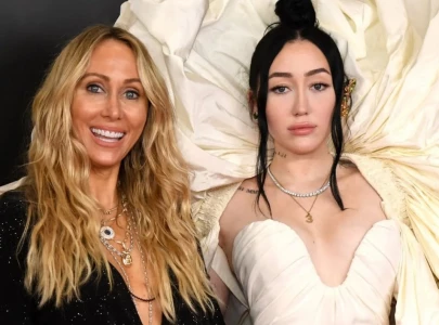 noah cyrus slams troll over comment on alleged love triangle with mother tish cyrus noah cyrus slams troll over comment on alleged love triangle with mother tish cyrus