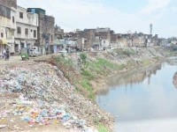 esidents of dhoke chirag din continue to dump garbage along nullah leh s banks in rawalpindi defying section 144 imposed by the city administration photo online