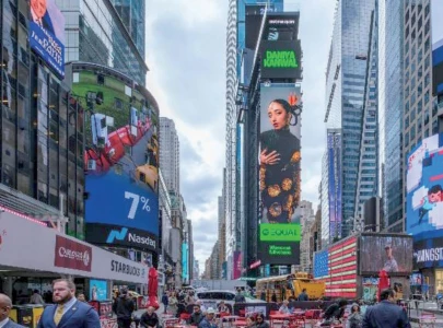 pak singer daniya kanwal lights up new york s times square pak singer daniya kanwal lights up new york s times square