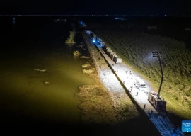 work commences to seal breach at china s second largest freshwater lake