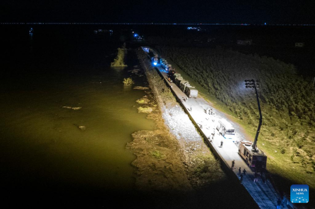 work commences to seal breach at china s second largest freshwater lake work commences to seal breach at china s second largest freshwater lake