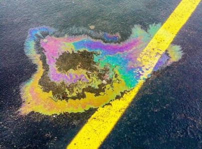 oil leak from refinery line spreads to residential building in karachi