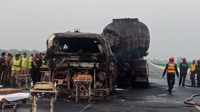six killed 20 injured in mini truck trailer collision six killed 20 injured in mini truck trailer collision