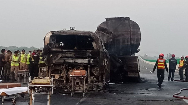 six killed 20 injured in mini truck trailer collision six killed 20 injured in mini truck trailer collision