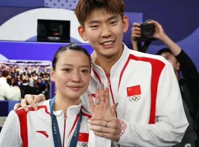 olympian huang yaqiong s gold medal celebration interrupted by proposal fans divided olympian huang yaqiong s gold medal celebration interrupted by proposal fans divided