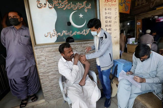 a man receives a dose of the coronavirus disease covid 19 vaccine at a market in karachi pakistan december 16 2021 reuters akhtar soomro a man receives a dose of the coronavirus disease covid 19 vaccine at a market in karachi pakistan december 16 2021 reuters akhtar soomro