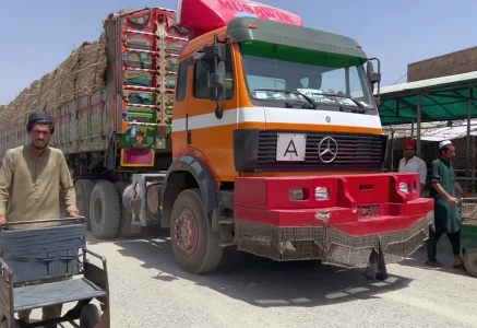 afghan exporters count losses as torkham closure chokes fruit trade afghan exporters count losses as torkham closure chokes fruit trade