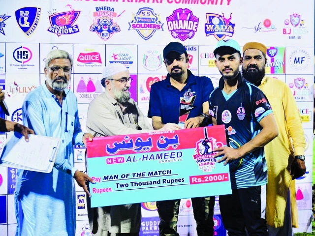 chief guest and franchise owner of wada hunters mohammad arif presenting player of the match award to mohammad taha of dhara dabang as mohammad saleem abdul ghaffar bheda and imran churi look on photo kpl