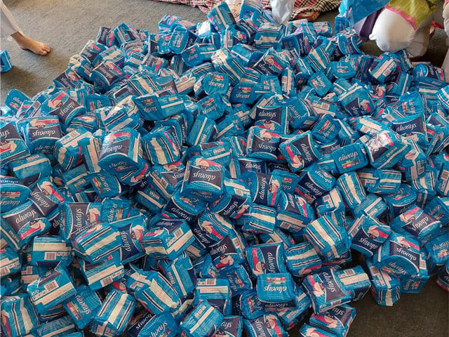 volunteers from mahwari justice packing 3 000 menstrual products for women affected by floods in pakistan photo twitter mahwarijustice