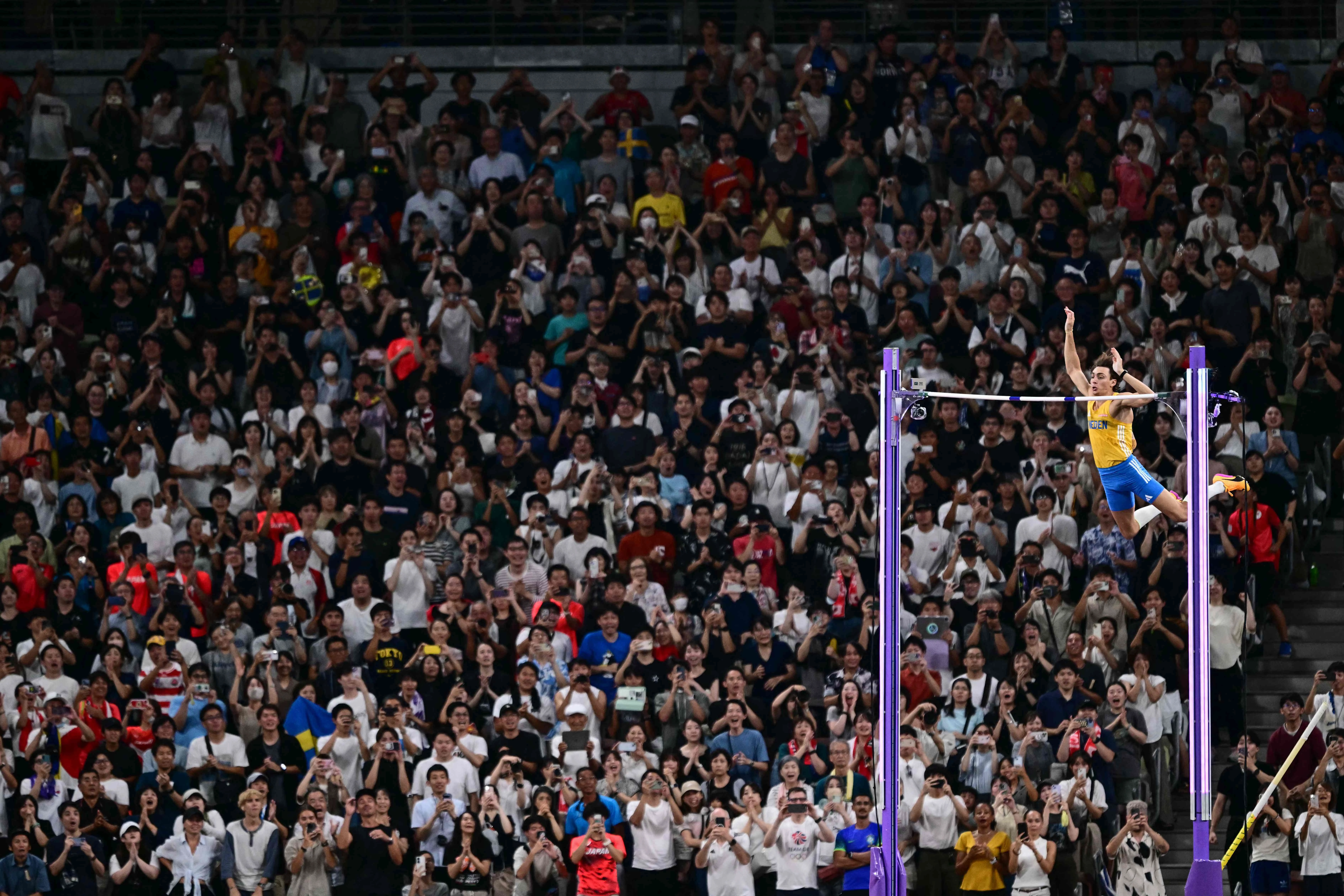 gold medallist armand duplantis competes in the men s pole vault final during the world athletics championships in tokyo photo afp