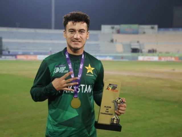 maaz sadaqat as he receives his award photo pcb maaz sadaqat as he receives his award photo pcb