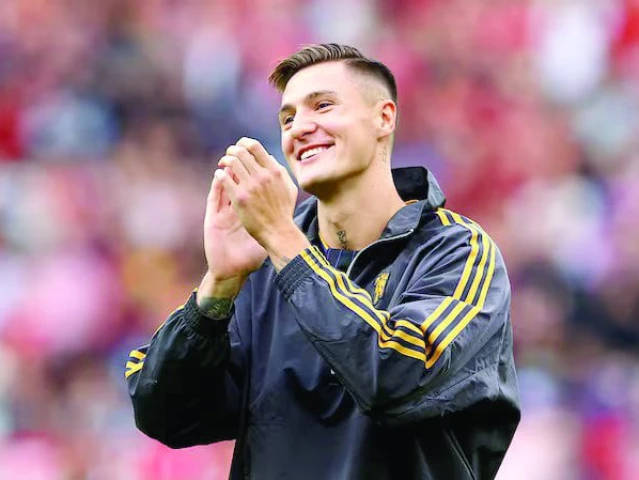new manchester united player benjamin sesko applauds fans before the match photo reuters