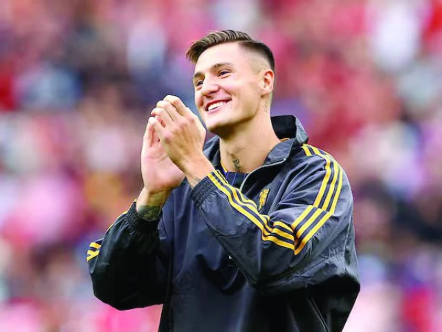 new manchester united player benjamin sesko applauds fans before the match photo reuters new manchester united player benjamin sesko applauds fans before the match photo reuters