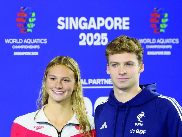 gold medallists canada s summer mcintosh and france s leon marchand pose after winning best female and male swimmer of the world aquatics championships photo reuters gold medallists canada s summer mcintosh and france s leon marchand pose after winning best female and male swimmer of the world aquatics championships photo reuters