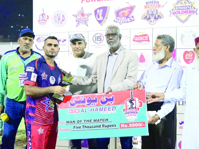 tanger star s spinner muhammad saleem receives his man of the match award from amiruddin ansari after the second kpl semi final photo kpl