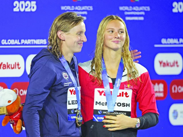 gold medallist katie ledecky celebrates with her medal after winning the women s 800m freestyle final alongside bronze medallist canada s summer mcintosh photo reuters gold medallist katie ledecky celebrates with her medal after winning the women s 800m freestyle final alongside bronze medallist canada s summer mcintosh photo reuters