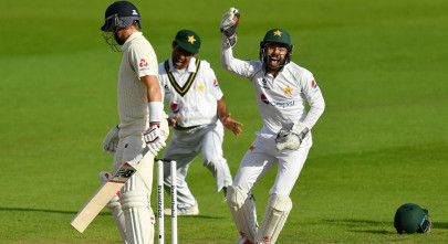 live cautious england make steady strides as pakistan hunt for wickets