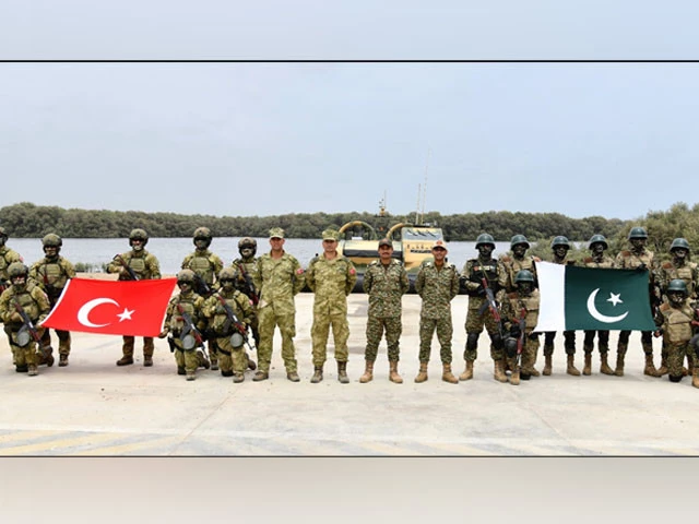 pakistan and turkish navy personnel in a group photo during bilateral amphibious exercise held in karachi photo x com dgprpaknavy