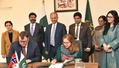 officials sign a memorandum of understanding in islamabad under the ministry of climate change and environmental coordination on wednesday with climate minister musadik malik also present photo pid