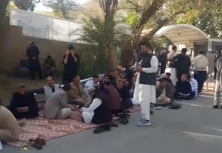 pakistan tehreek e insaf sit in outside khyber pakhtunkhwa house on monday photo screengrab