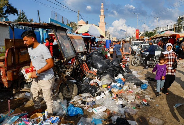palestinians walk past piles of garbage that threaten to spark an environmental catastrophe amid the ongoing israeli palestinian conflict in khan younis in the southern gaza strip october 16 2023 photo reuters palestinians walk past piles of garbage that threaten to spark an environmental catastrophe amid the ongoing israeli palestinian conflict in khan younis in the southern gaza strip october 16 2023 photo reuters