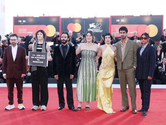 from left to right charlie kaufman eva h d josef akiki emily mccann lesser halsey avan jogia and isabelle deluce the smashing machine red carpet from left to right charlie kaufman eva h d josef akiki emily mccann lesser halsey avan jogia and isabelle deluce the smashing machine red carpet