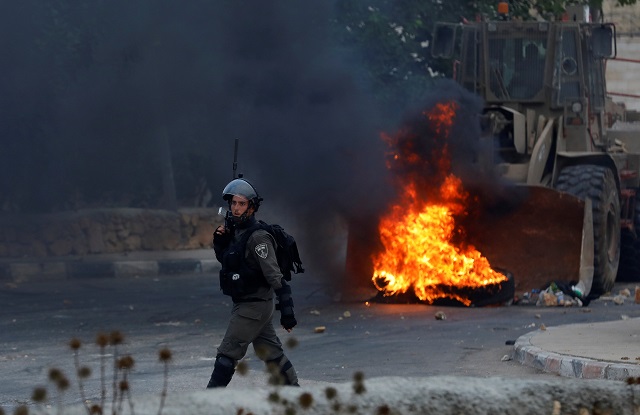 An Israeli border policeman walks during clashes with Palestinians in the village of Khobar near Ramallah, in the occupied West Bank July 27, 2018. PHOTO: REUTERS