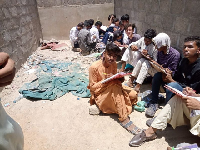 students solve papers under scorching sun students solve papers under scorching sun