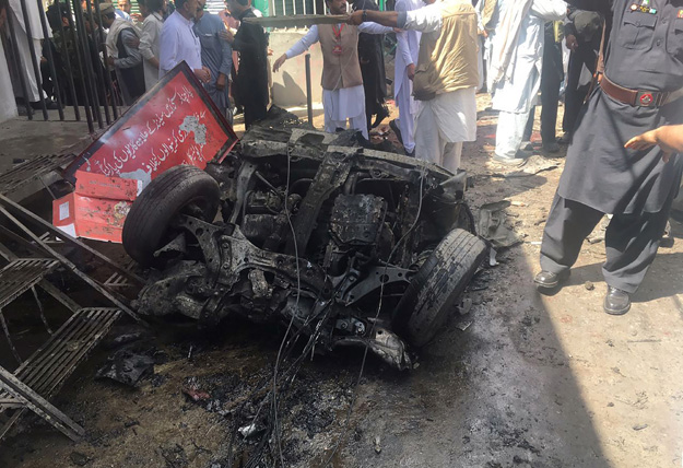 security officials and residents gather at the site of a powerful explosion at a market in parachinar capital of the kurram tribal district on march 31 2017 photo afp