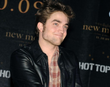 robert pattinson wants low key wedding