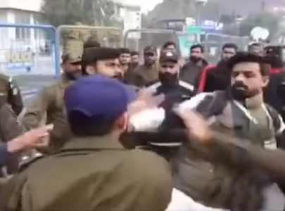punjab police officer slaps pcb employee outside gaddafi stadium
