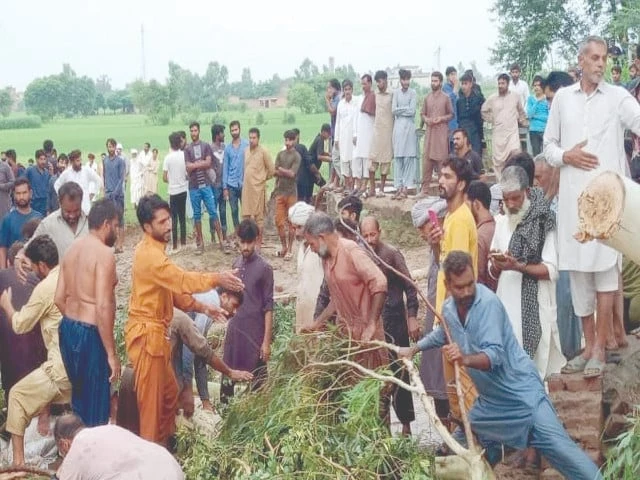 local youth plug a breach in the marala ravi link canal in narowal over 3 500 residents of the district have been evacuated to save them from the ongoing floods photo nni local youth plug a breach in the marala ravi link canal in narowal over 3 500 residents of the district have been evacuated to save them from the ongoing floods photo nni
