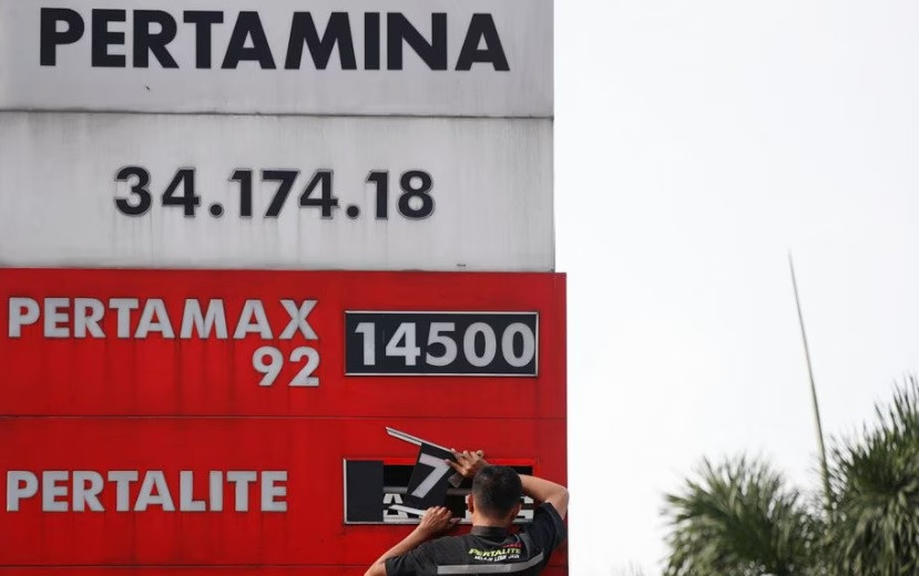 a worker of a petrol station of the state owned company pertamina changes the fuel prices displayed after the announcement of a fuel price hike in bekasi on the outskirts of jakarta indonesia september 3 2022 reuters ajeng dinar ulfiana file photo