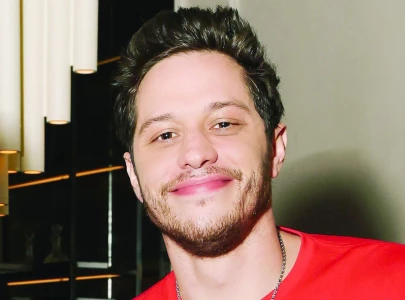 pete davidson returns to snl slams ice agents in satirical sketch