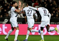 paris saint germain s spanish midfielder dro fernandez c celebrates his goal in a 4 0 ligue 1 win at nice photo afp
