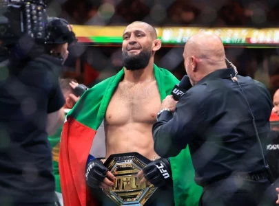 chimaev defeats du plessis to win ufc title