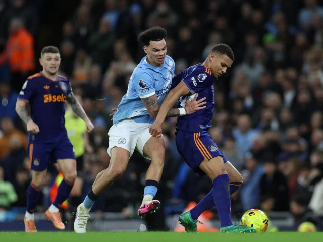 Man City pile pressure on Arsenal